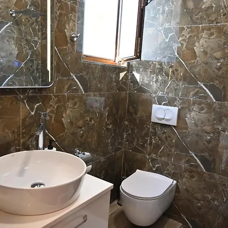 Selmani Sarande بيت ضيافة Gjashtë